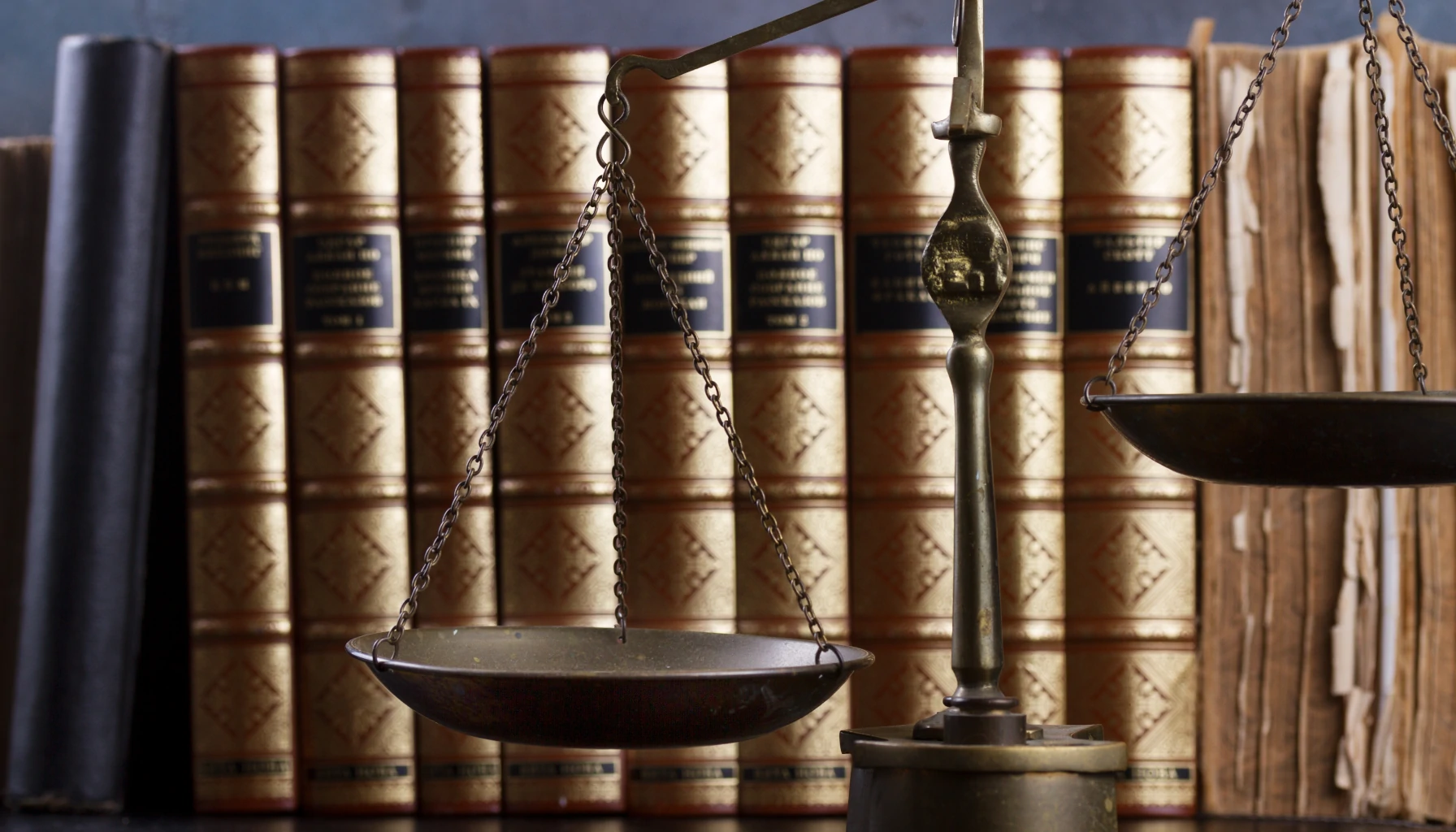 Rechtliche Bücher und eine Waage